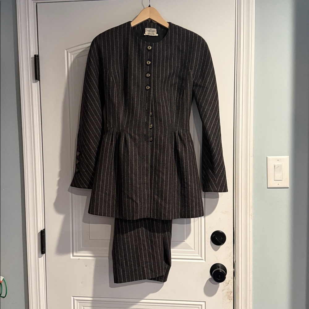 Valentino Boutique vintage  Suit jacket and pants size 6 preowned
